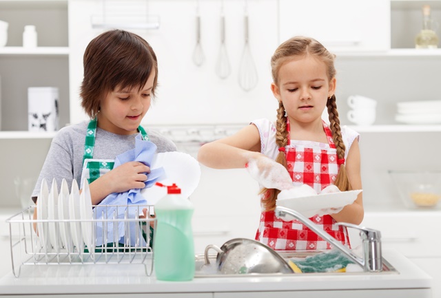 cum-iti-determini-copiii-sa-te-ajute-la-treburile-casnice