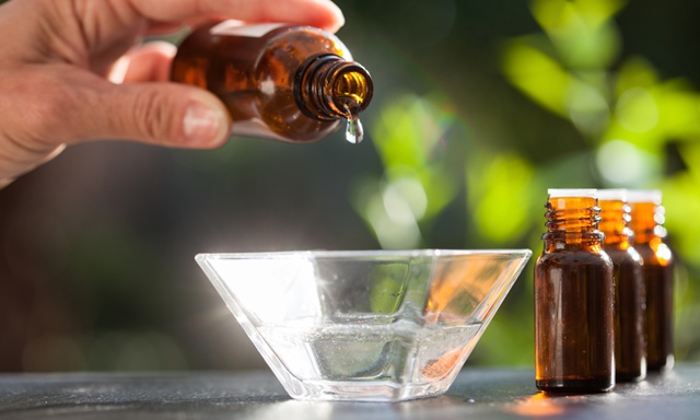 використовує допомоги незамінних масел