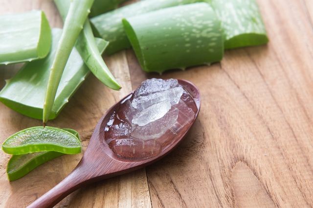 Aloe vera: 5 pași pentru curățarea tenului și 5 beneficii pentru îngrijire