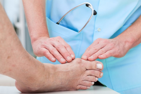 cum să tratezi artrita guta a genunchiului)