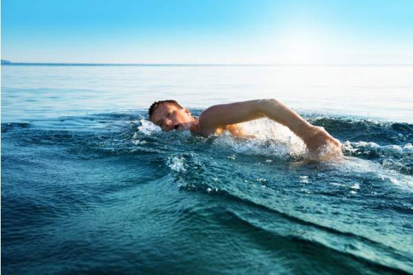 Înotul este benefic pentru bolile articulare?, Ce beneficii are inotul in piscina sau in apa marii
