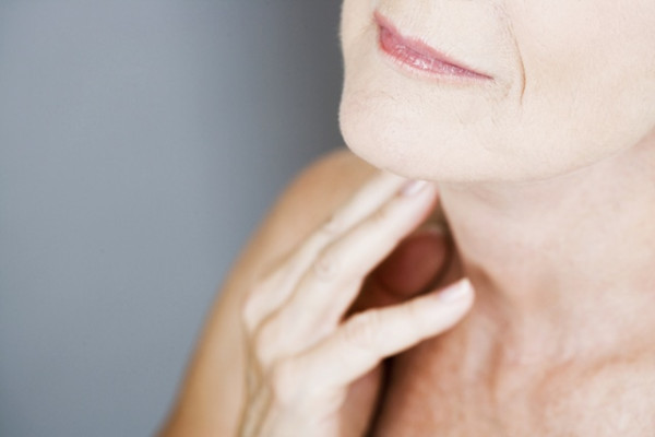 Cum îngrijești pielea de pe gât, decolteu și piept pentru piele fermă