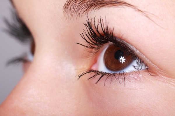 Simptomul de ochi uscat: cauze si tratament