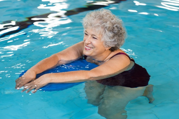 Sportul in apa, benefic pentru pacientii cu gonartroza