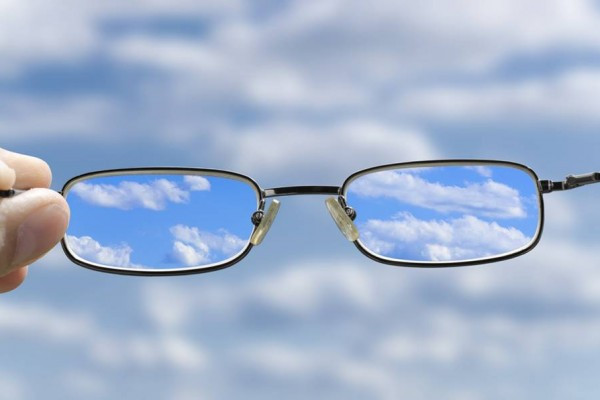 8 simptome care iti arata ca ai nevoie de ochelari de vedere