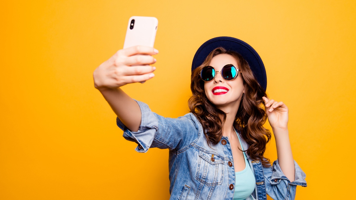 Selfie-urile si filtrele afecteaza stima de sine: poate fi vorba de dismorfofobie?