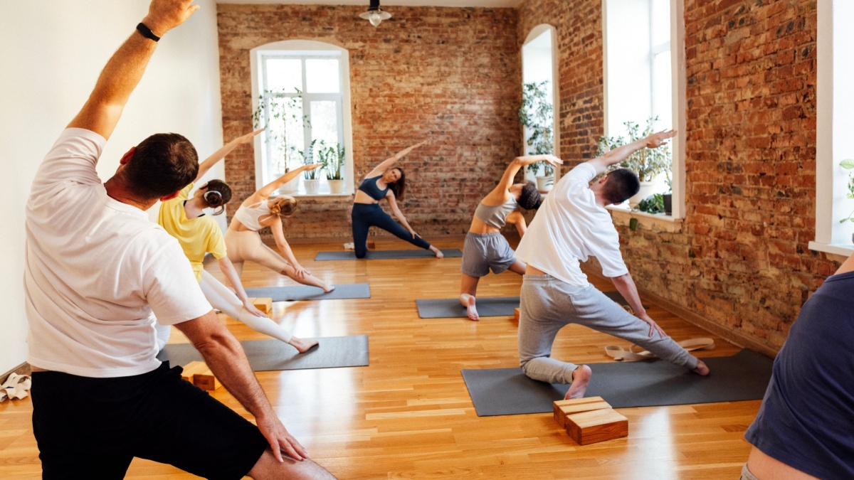 Yoga, la fel de eficienta ca fizioterapia in tratarea durerilor de spate